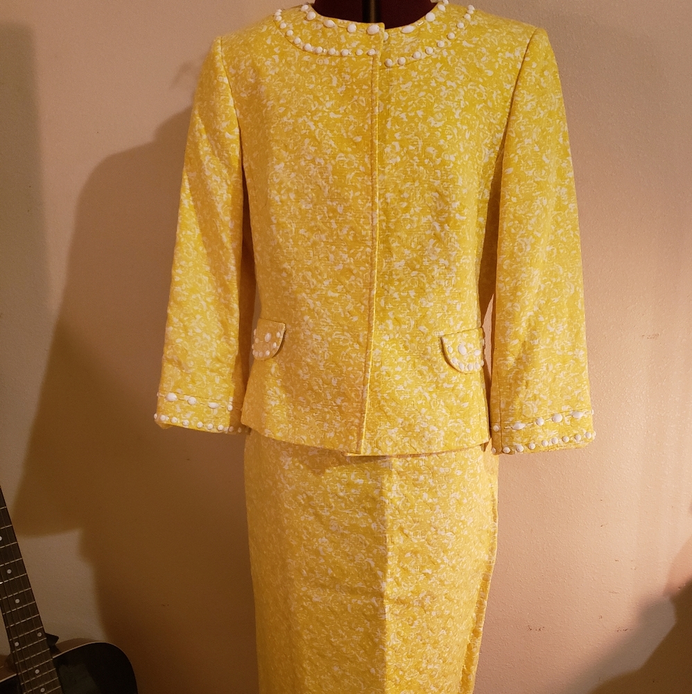 Tahari- Arthur s. Levine 2 piece skirt suit